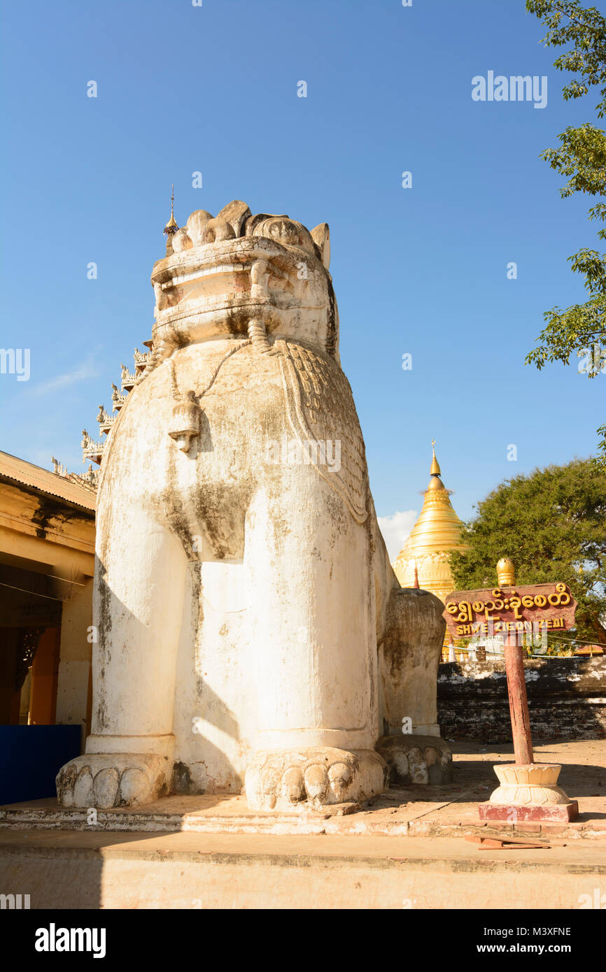Bagan : Pagode Shwezigon chinthe, gardien du temple, , Région de Mandalay, Myanmar (Birmanie) Banque D'Images