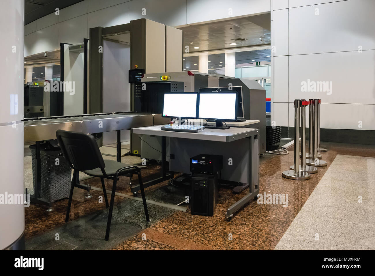 Le sac du scanner. La numérisation avec une assurance à l'aéroport. Point de contrôle des bagages à main. Ordinateur et périphériques pour la numérisation des sacs. Banque D'Images