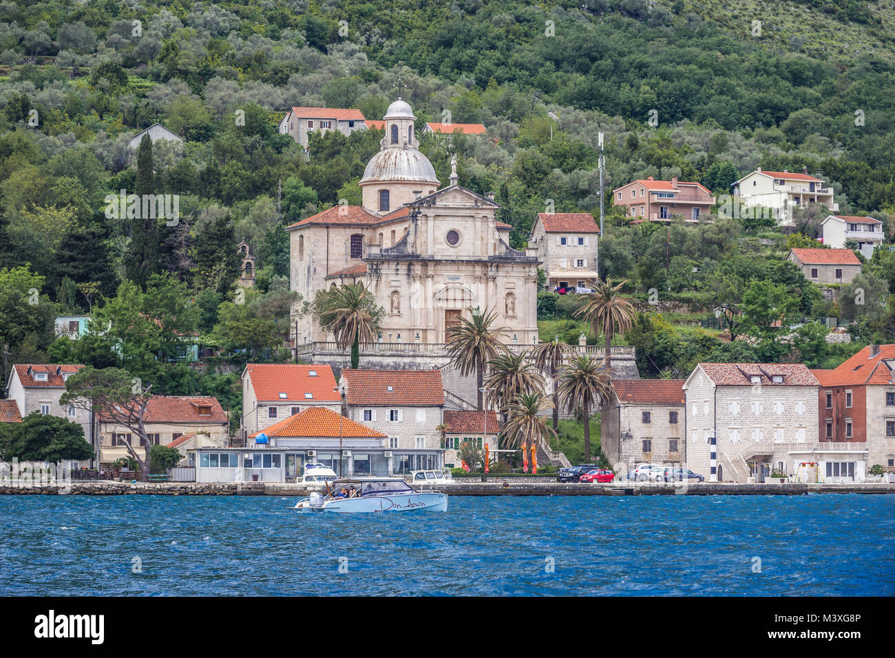 Église de la Nativité de la Bienheureuse Vierge Marie à Prcanj ville le long de la baie de Kotor au Monténégro de la mer Adriatique Banque D'Images