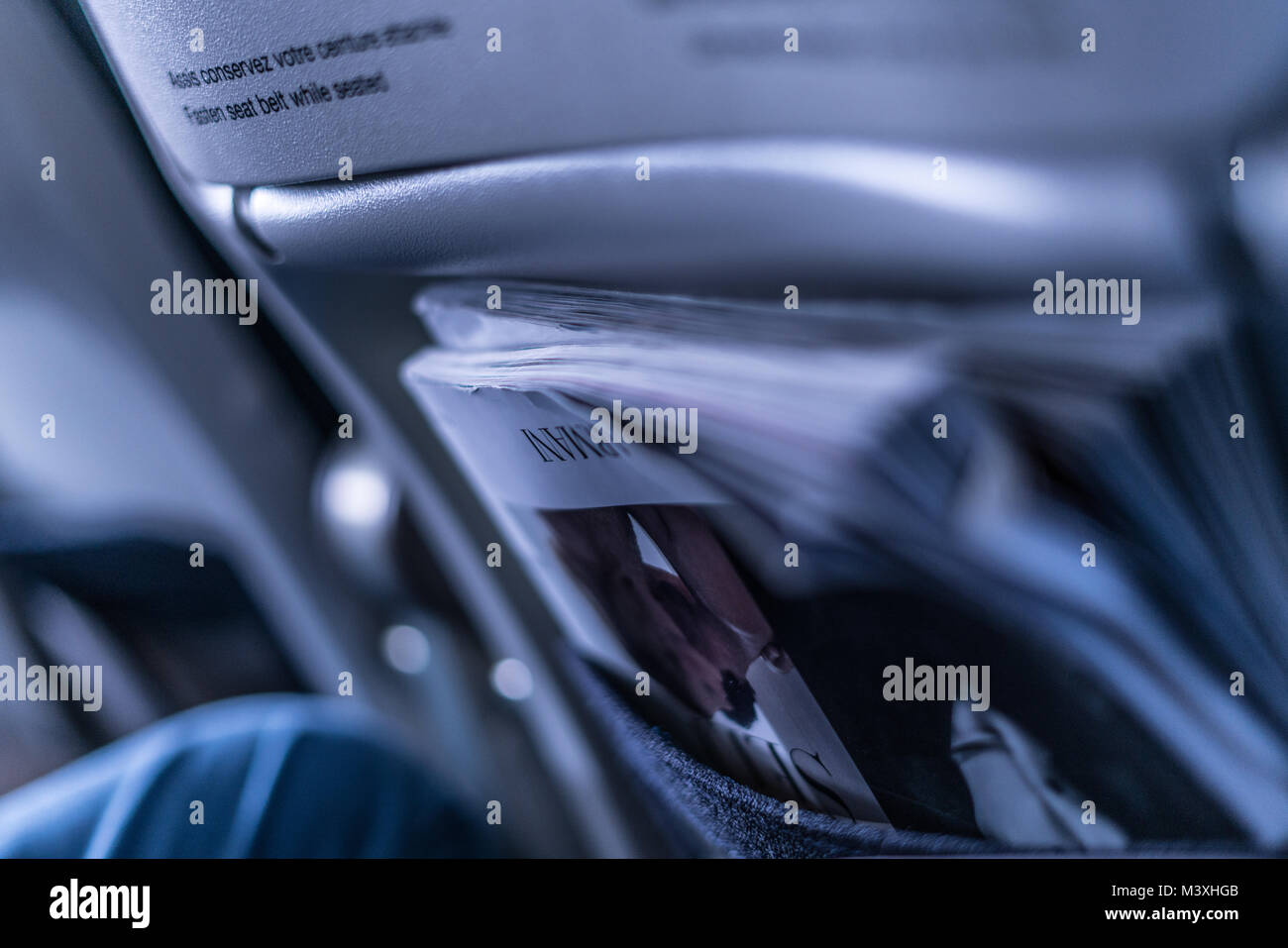 Porte-magazines sur le côté arrière d'un siège d'avion Photo Stock - Alamy