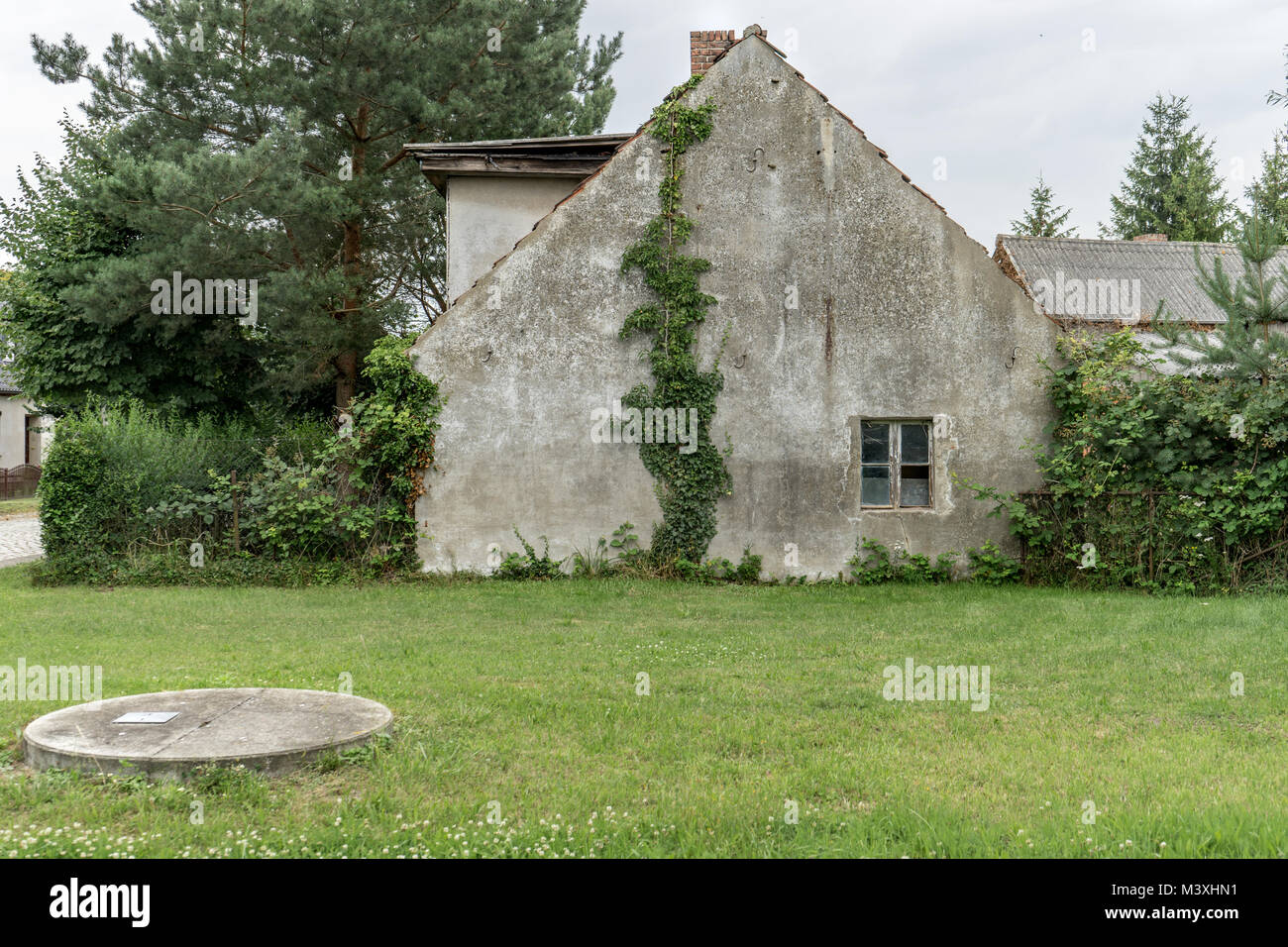 Gable d'une vieille maison inhabitée, gris à la campagne Banque D'Images
