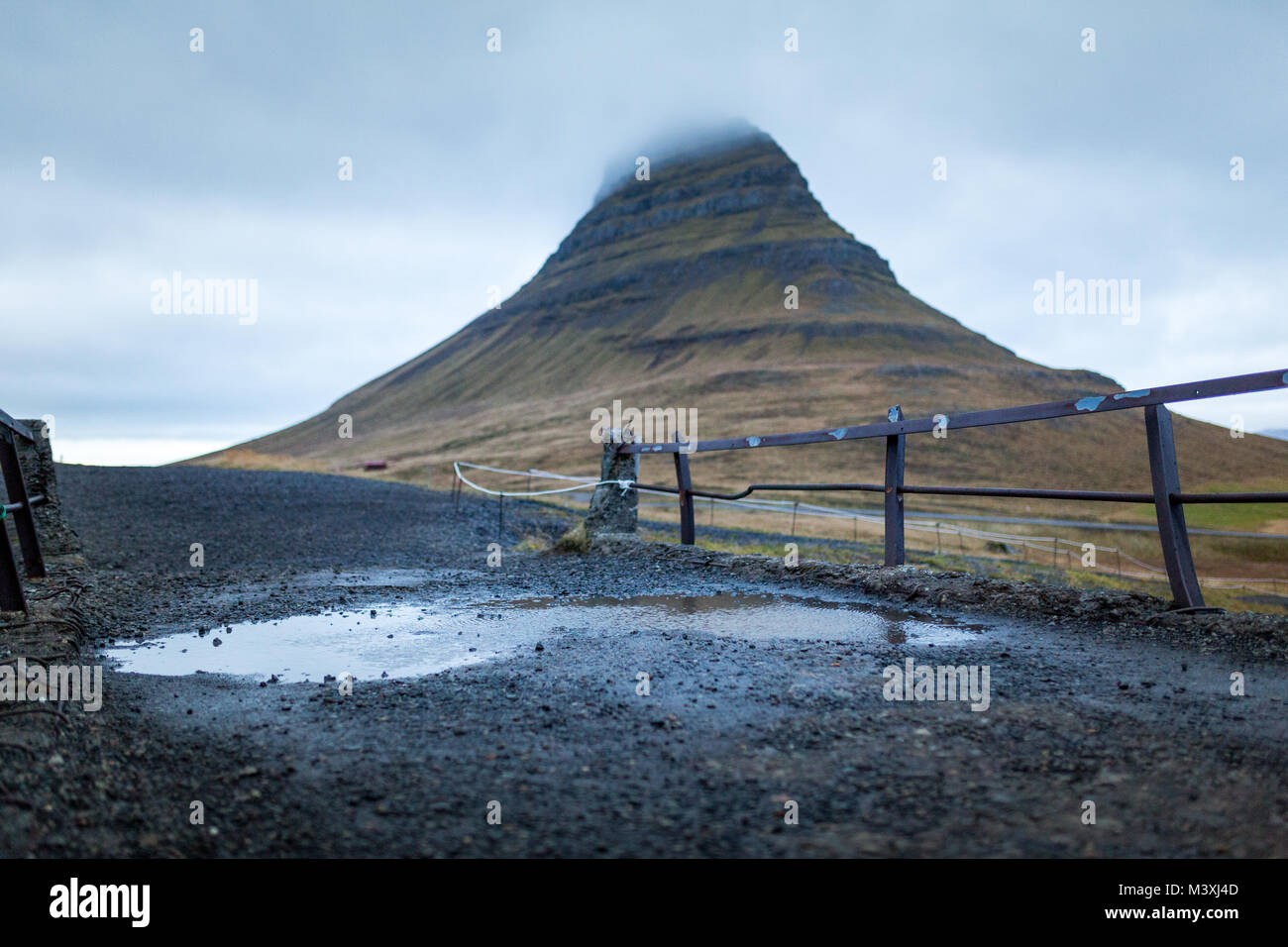 Cascade et très belle vue sur le mont kirkjufell en Islande Europe awesome Banque D'Images