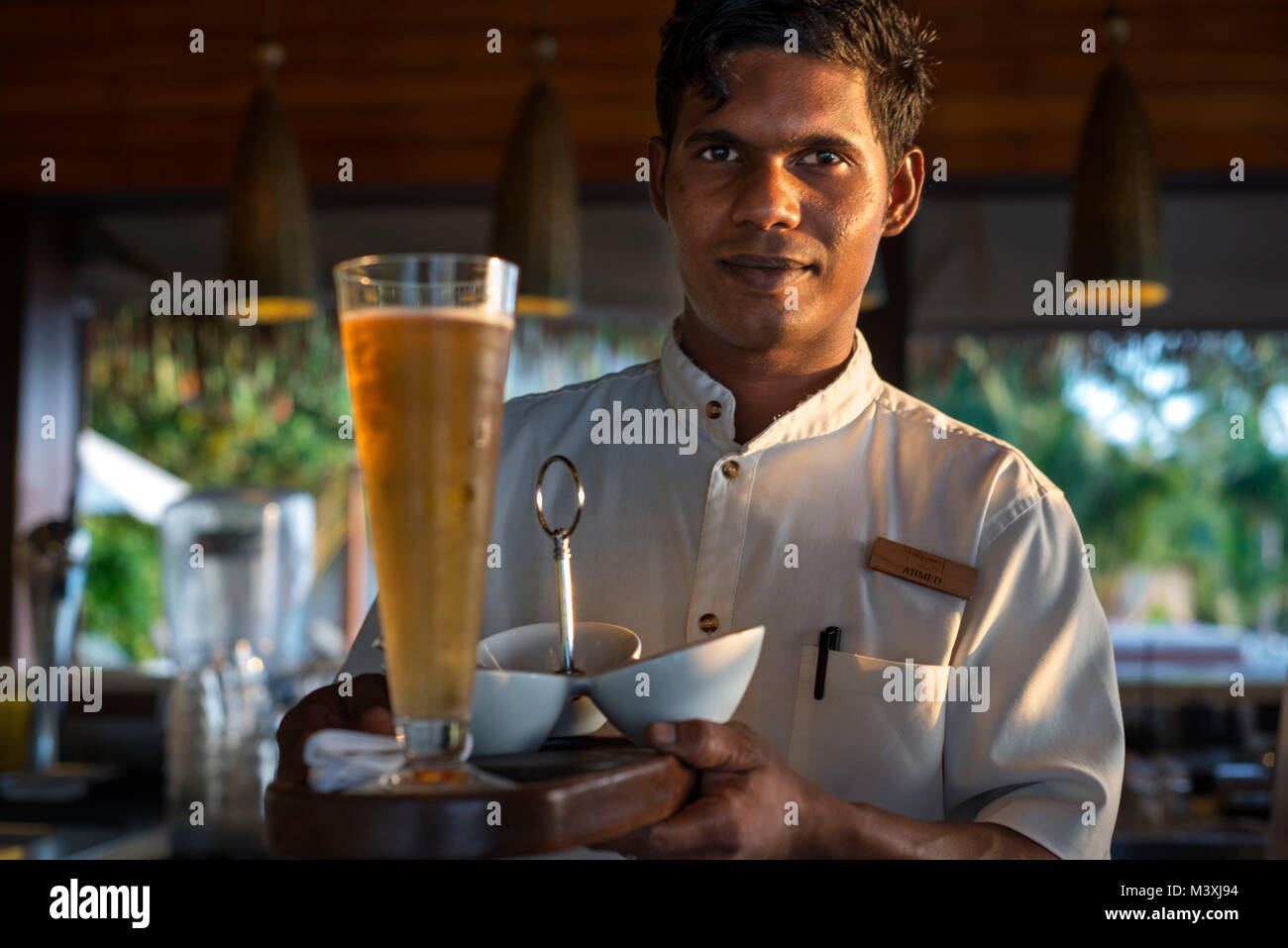 Barman et la bière dans le La Residence Hotel and Resort, New Alifu Atoll. Îles Maldives. Banque D'Images