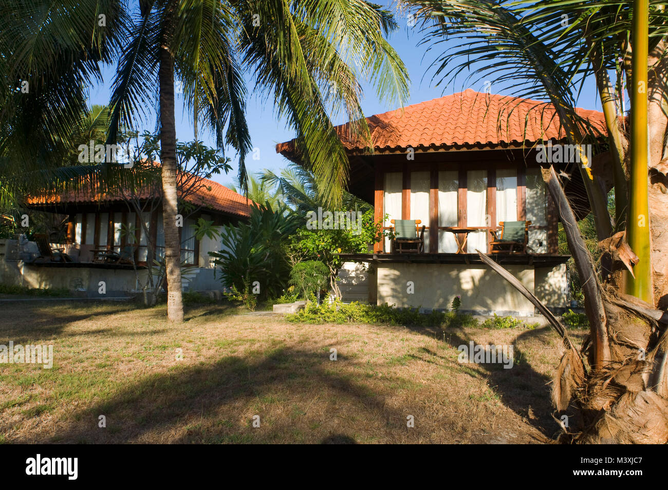 Villa de luxe resort Nautilus. Coucher de soleil à l'île de Gili Meno. Lombok, Indonésie. La Villa Nautilus Resort est le meilleur de l'île. Il propose des petits cabi Banque D'Images