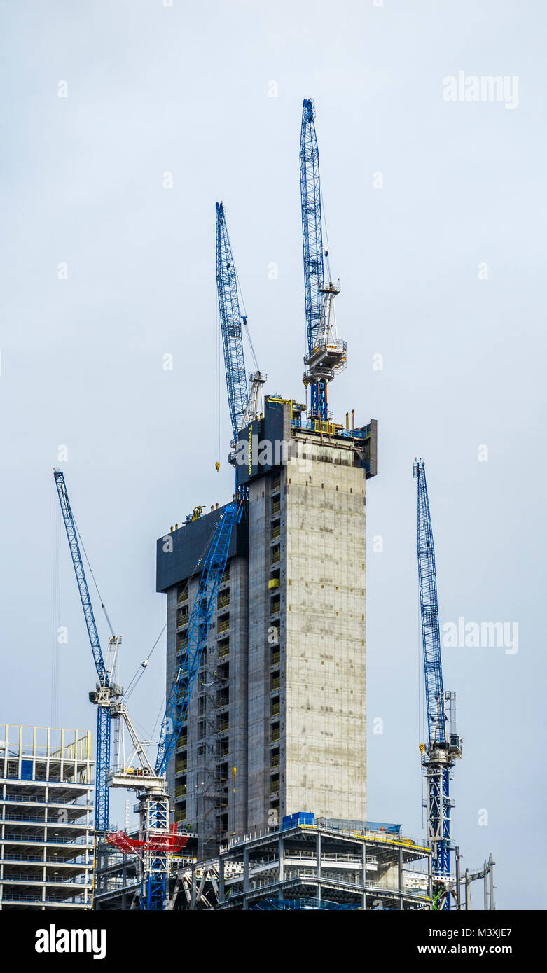 Ville de London Skyline en évolution : noyau en béton du nouveau quartier financier Bishopsgate 22 gratte-ciel en construction avec des grues à tour Banque D'Images