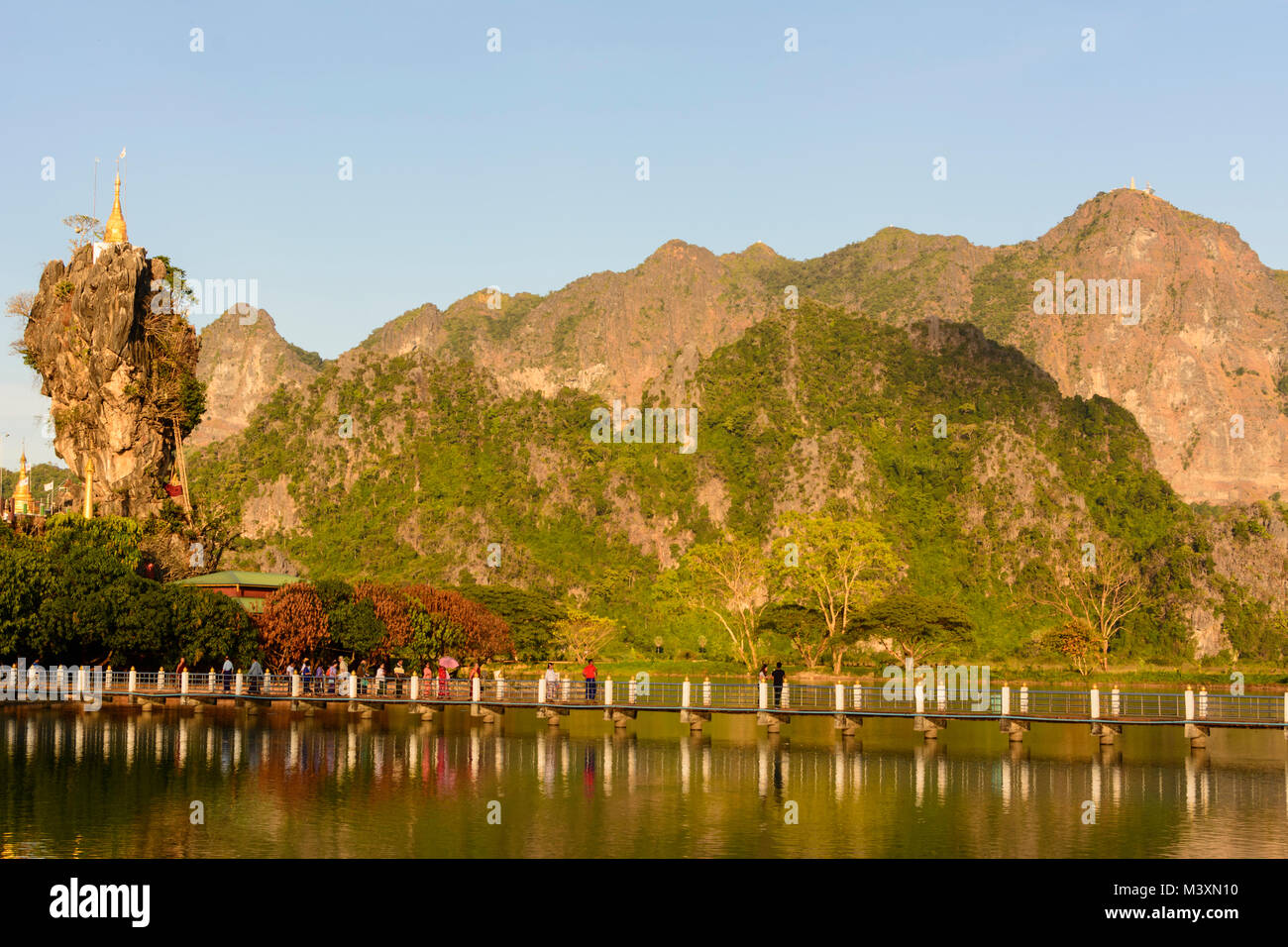 Hpa-An Kyauk Kalap : monastère bouddhiste, pagode, lac, montagne mont Mt Zwegabin, , Kayin (Karen), le Myanmar (Birmanie) Banque D'Images