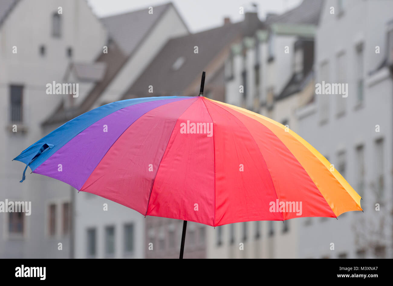 Arc-en-ciel ouvert parapluie de couleur dans la ville Banque D'Images