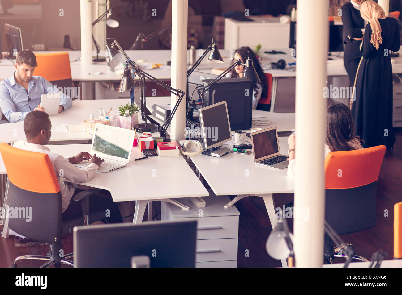 Les gens d'affaires de démarrage de travail Groupe de travail de tous les jours au bureau moderne Banque D'Images