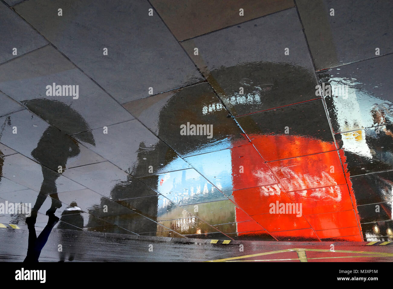 Londres sous la pluie - parapluie et Piccadilly Circus écran publicitaire Banque D'Images