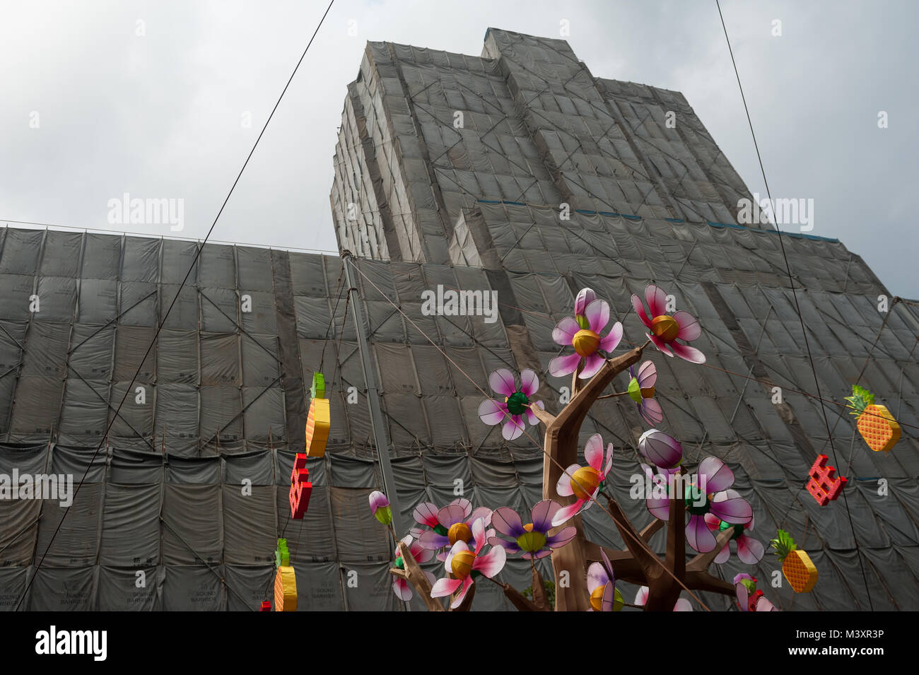 18.01.2018, Singapour, République de Singapour, en Asie - un couvercle de protection est enroulé autour de l'échafaudage d'un bâtiment dans le quartier chinois de Singapour. Banque D'Images