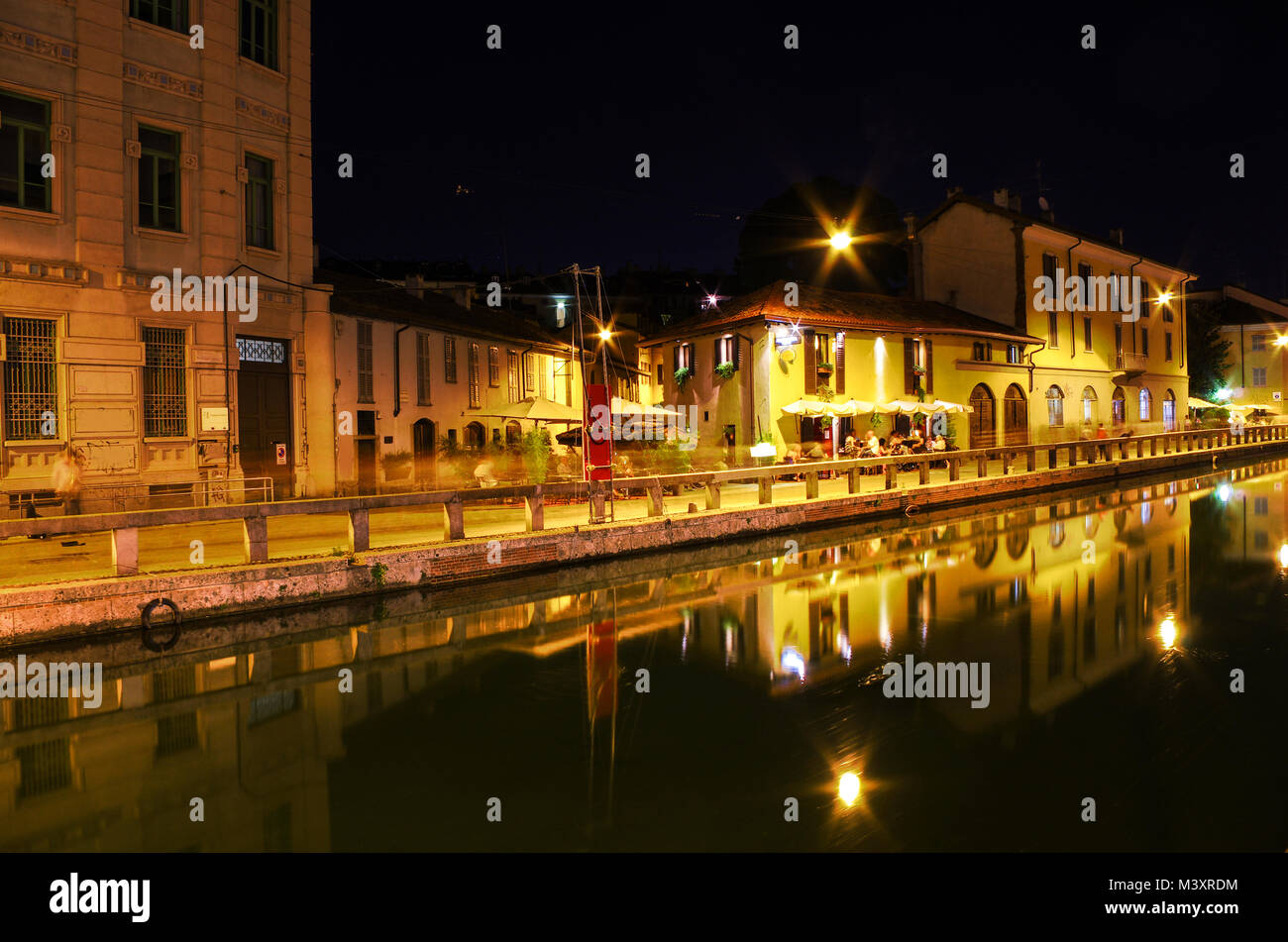 Les boîtes de nuit sur le Naviglio, dans la banlieue de Milan, Italie Photo  Stock - Alamy
