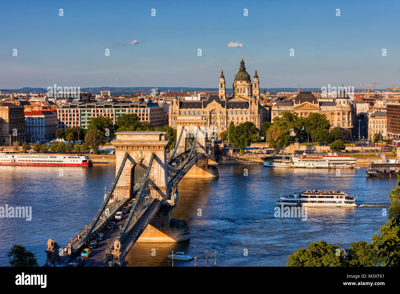 La ville pittoresque de Budapest au coucher du soleil avec le Pont des  Chaînes sur le Danube, la capitale de la Hongrie, de l'Europe Photo Stock -  Alamy