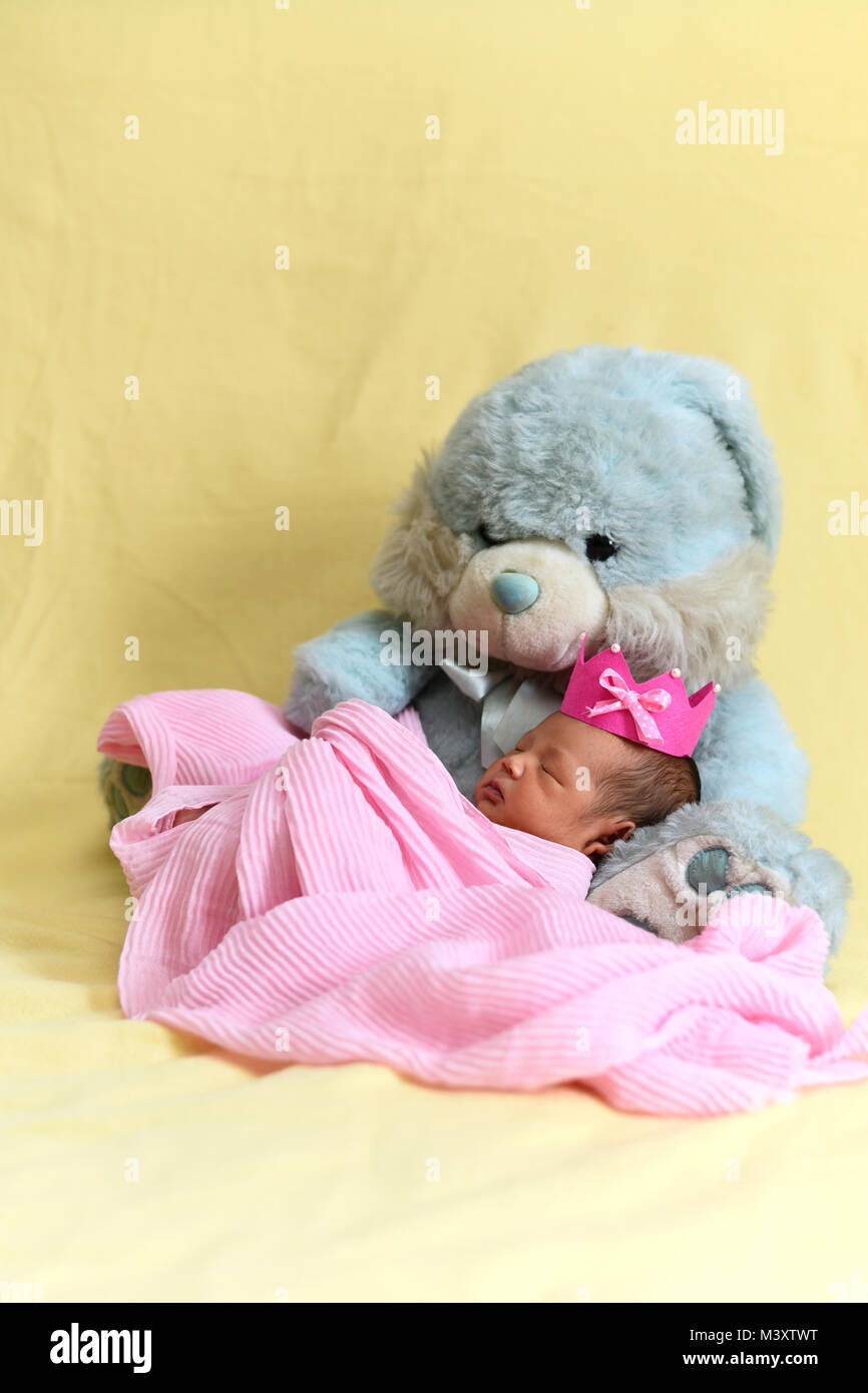 Asian newborn baby sleeping avec nounours. la croissance et l'enfance concept Banque D'Images