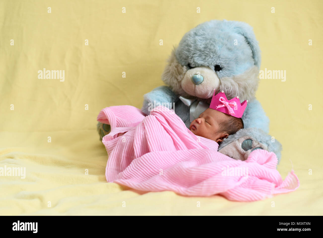 Asian newborn baby sleeping avec nounours. la croissance et l'enfance concept Banque D'Images