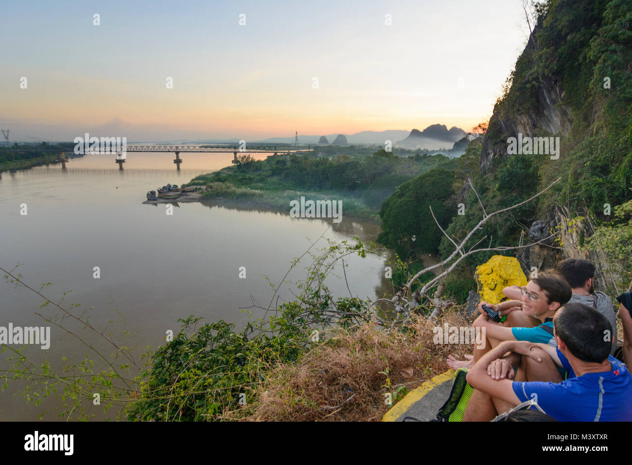 Hpa-An : grotte de chauves-souris, les touristes pour les chauves-souris d'attente pour notre vol au coucher du soleil, pont-route, Thanlwin (Salween) Rivière, , Kayin (Karen), le Myanmar (Birmanie) Banque D'Images