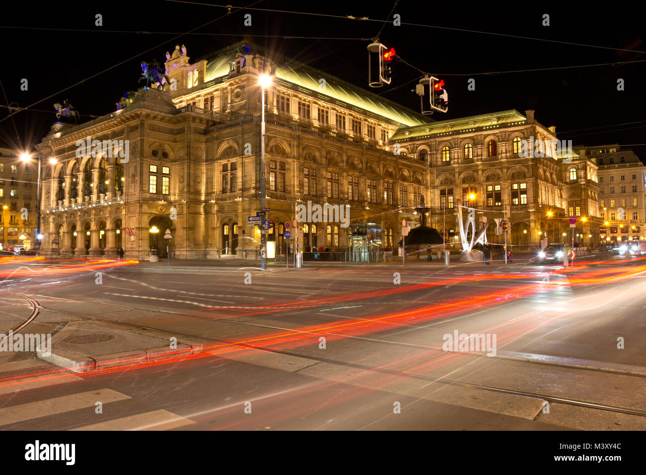 Opéra d'État de Vienne dans la nuit avec un feu de voiture sur l'anneau de sentiers de Vienne de la rue. Banque D'Images