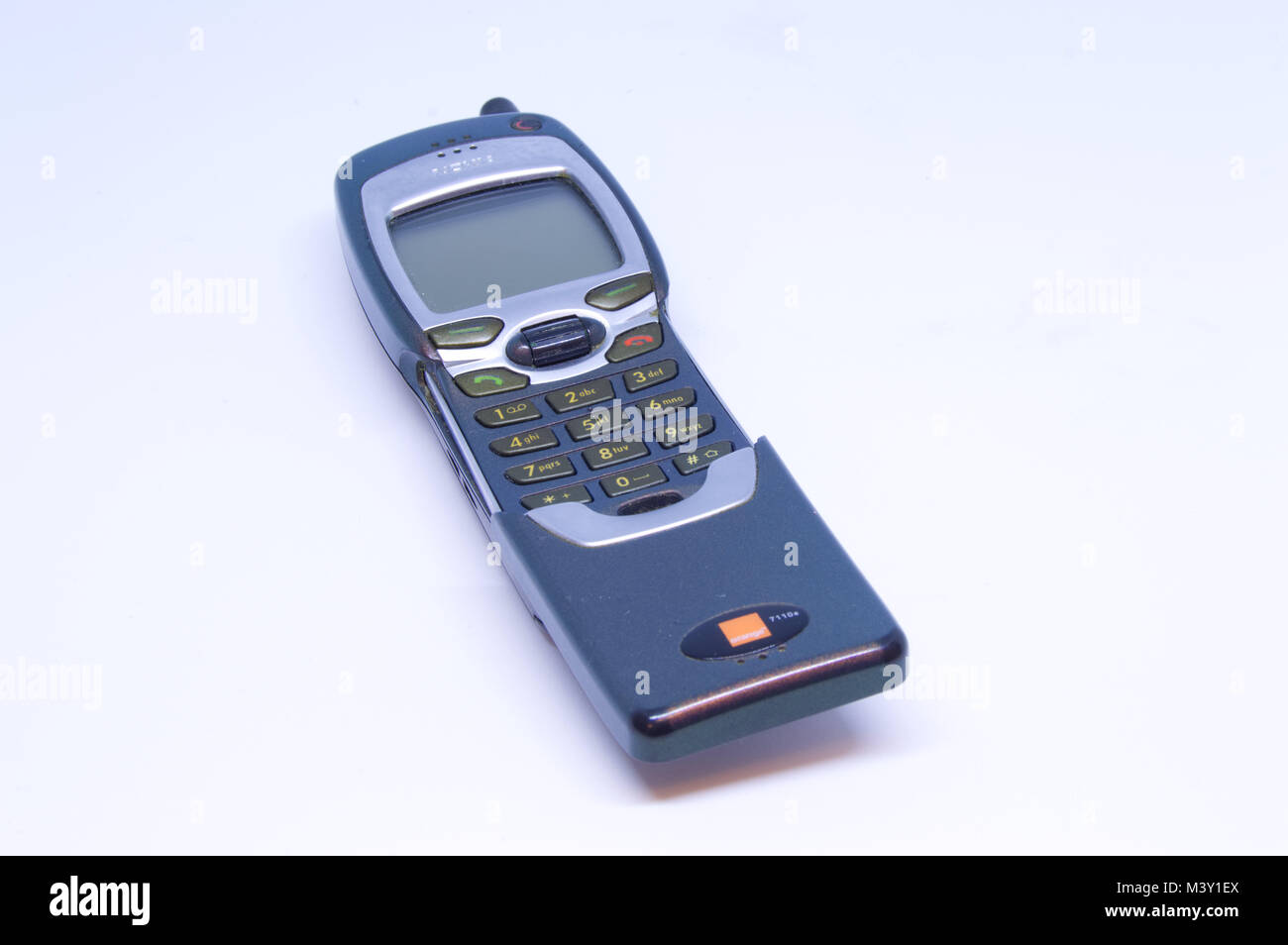 Vieux Nokia 7110 téléphone mobile avec clavier bascule en photo sur un fond blanc. Banque D'Images