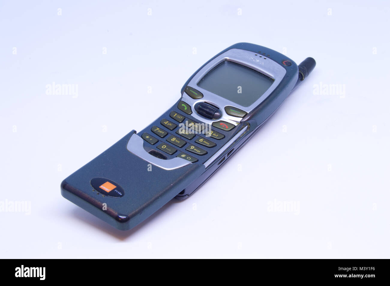 Vieux Nokia 7110 téléphone mobile avec clavier bascule en photo sur un fond blanc. Banque D'Images