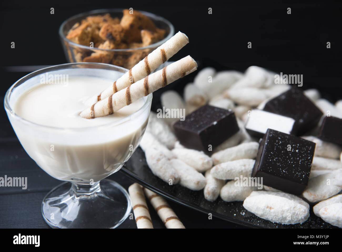 Les sucreries, les pailles dans la crème, des biscuits et des bonbons sur la table Banque D'Images