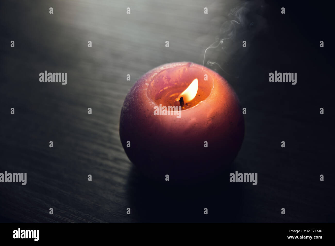 Bougies flamme, une bougie sur une table, le feu Banque D'Images