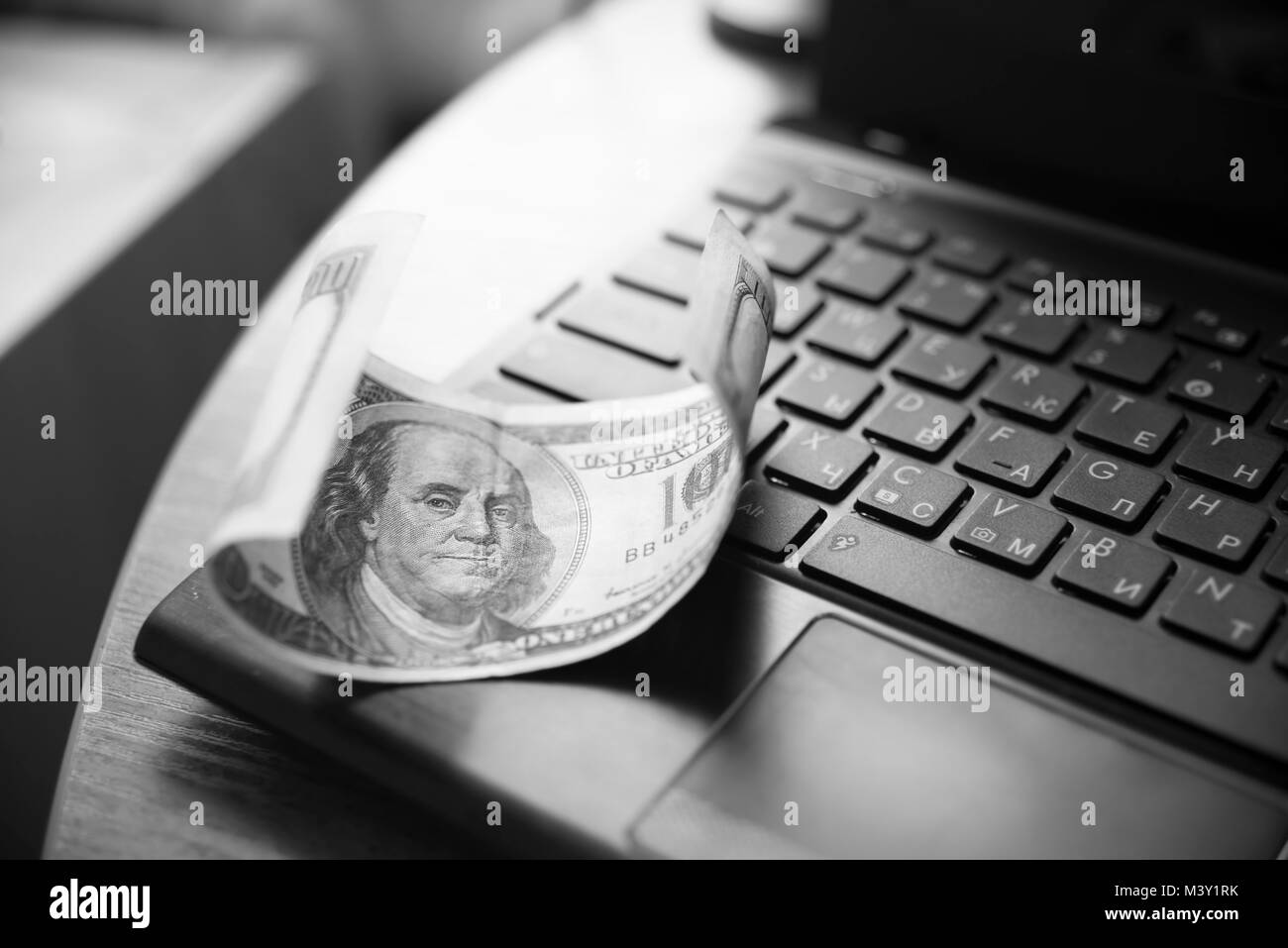 De l'argent sur ordinateur portable, portable, d'opérations de financement en dollars Banque D'Images