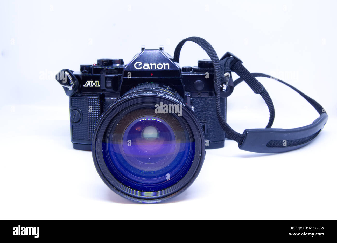 Canon A-1 film appareil photo sur un fond blanc Banque D'Images