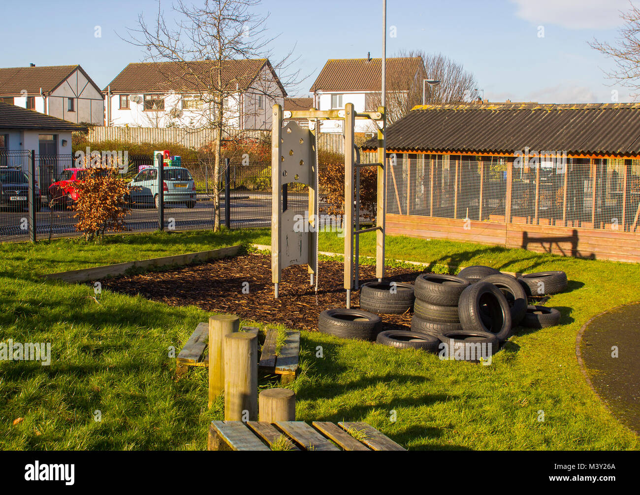 Une partie de l'aire de jeux d'une école primaire locale à Bangor comté de Down en Irlande du Nord au cours de l'hiver tranquille pause à mi-parcours. Banque D'Images