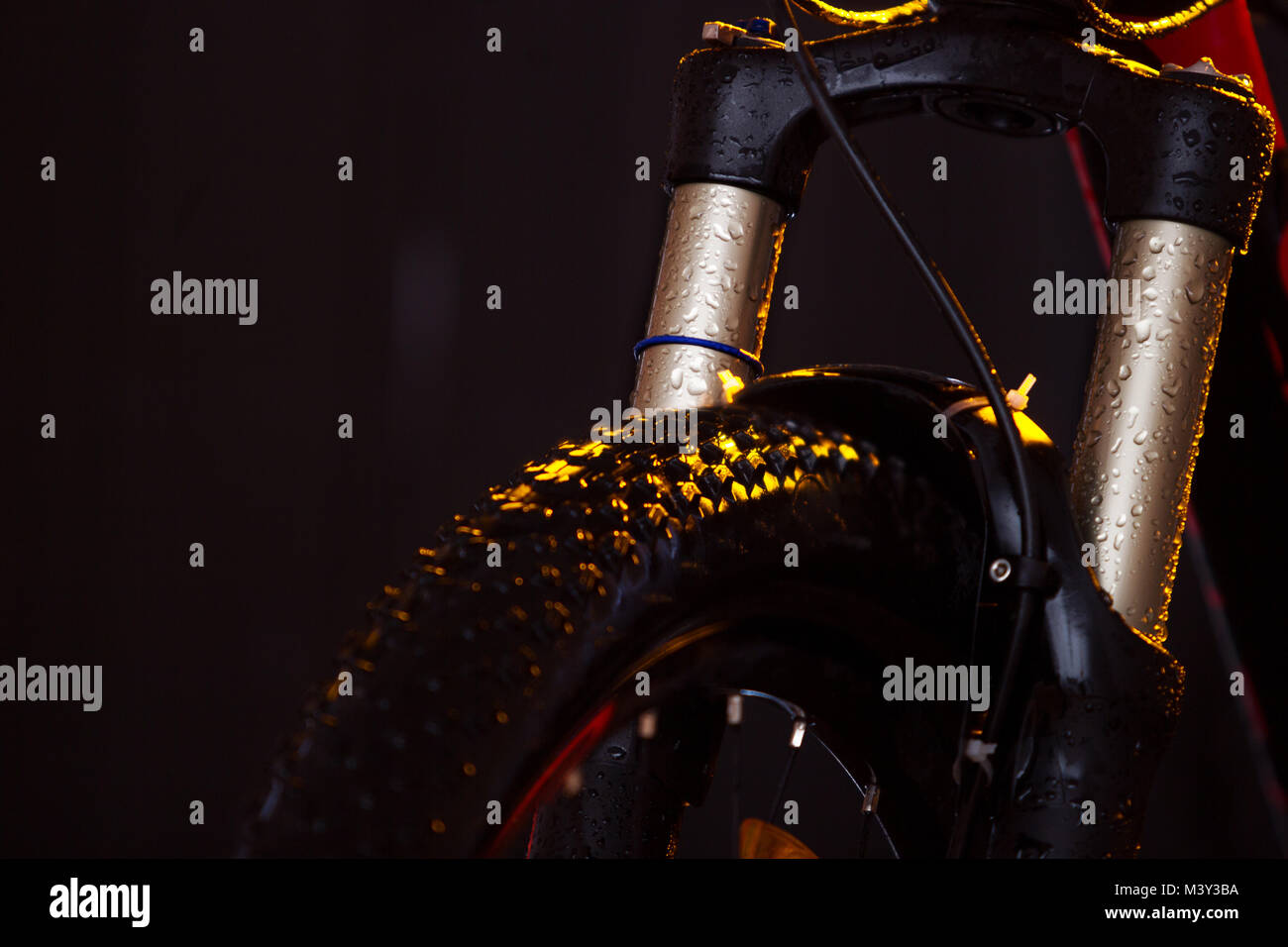 Cinematic photo d'une fourche de vélo de montagne, fond noir Banque D'Images