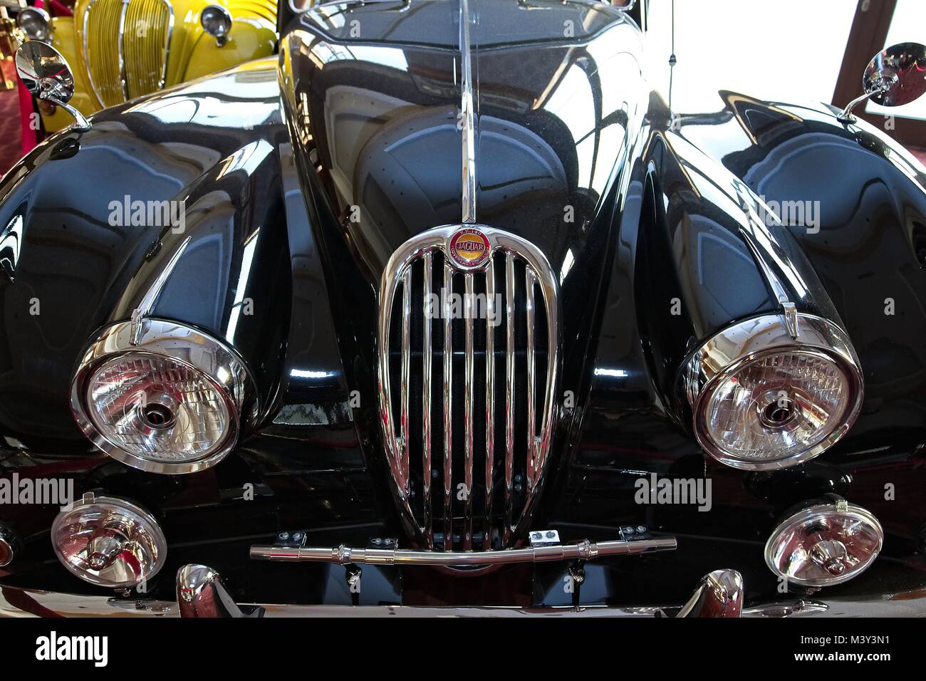 Jaguar noir brillant X.R.140 - Feux avant avec grill closeup Banque D'Images