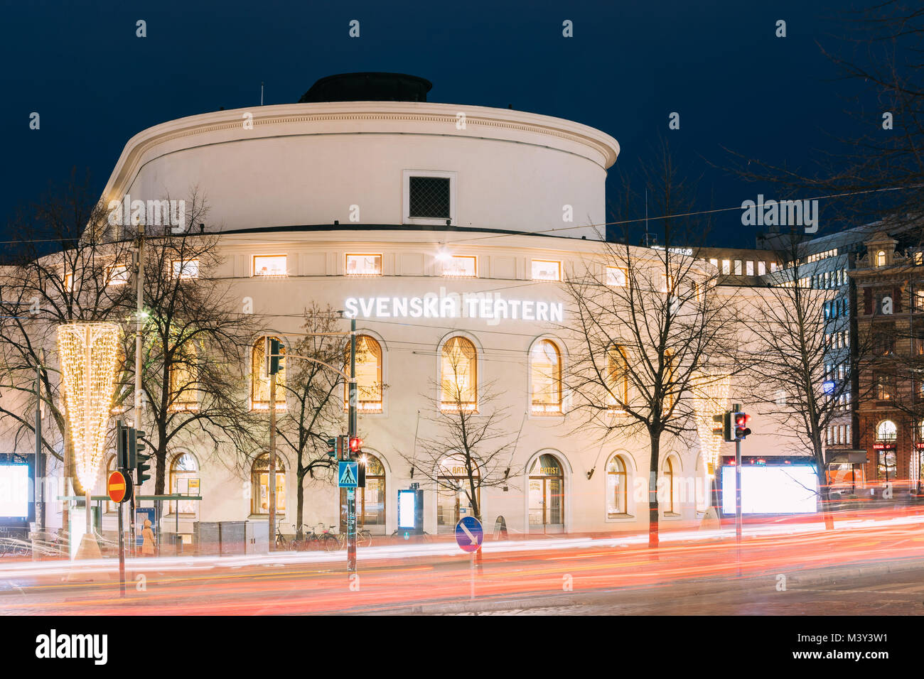 Helsinki, Finlande. Vue de la nuit de Théâtre suédois dans l'éclairage en soirée. L'un des six théâtres professionnels en Finlande, le ciblage de la population de langue suédoise Banque D'Images