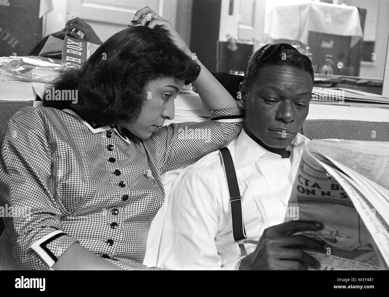Nat King Cole de détente avec sa femme Maria Cole, à Chicago 1954 Banque D'Images