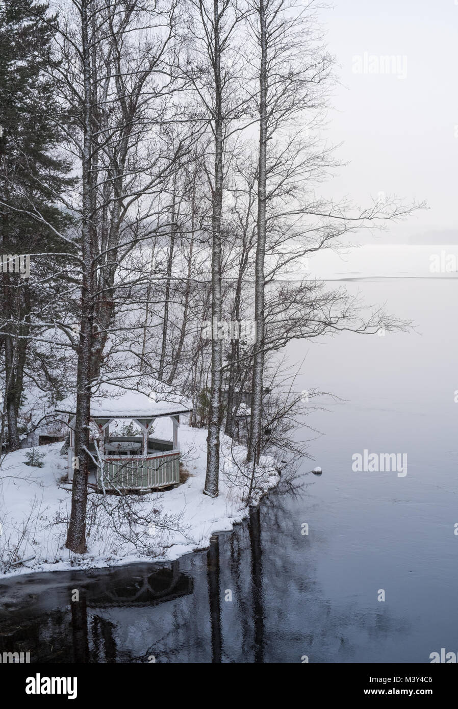 Vue idyllique avec chalet en bois et la neige au jour de l'hiver en Finlande Banque D'Images