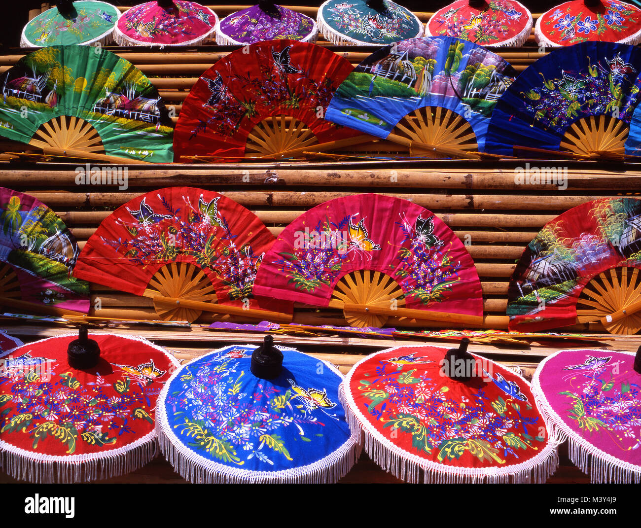 Parapluies peints à la main et fans, Chiang Man, Thaïlande Banque D'Images Parapluies peints à la main et fans, Chiang Man, Thaïlande Banque D'Images