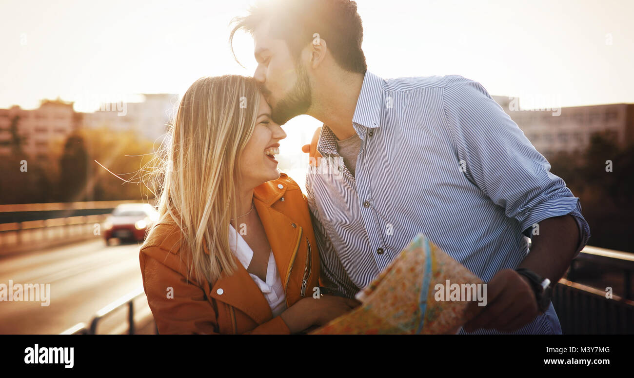 Heureux les touristes voyageant et souriant Banque D'Images