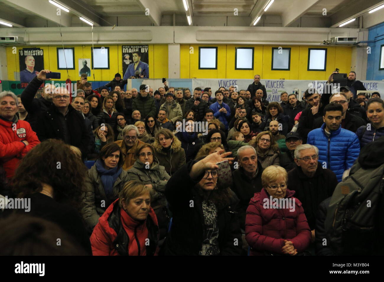 12 février 2018 - Le président de la Chambre des Députés italienne a visité Scampia au centre sportif de Gianni Maddaloni, père de la championne olympique de Sydney 200 Judo en judo.Un grand nombre de citoyens l'attendaient, ainsi qu'un groupe de manifestants de Scampia Crédit : le travail de Fabio Sasso/ZUMA/Alamy Fil Live News Banque D'Images