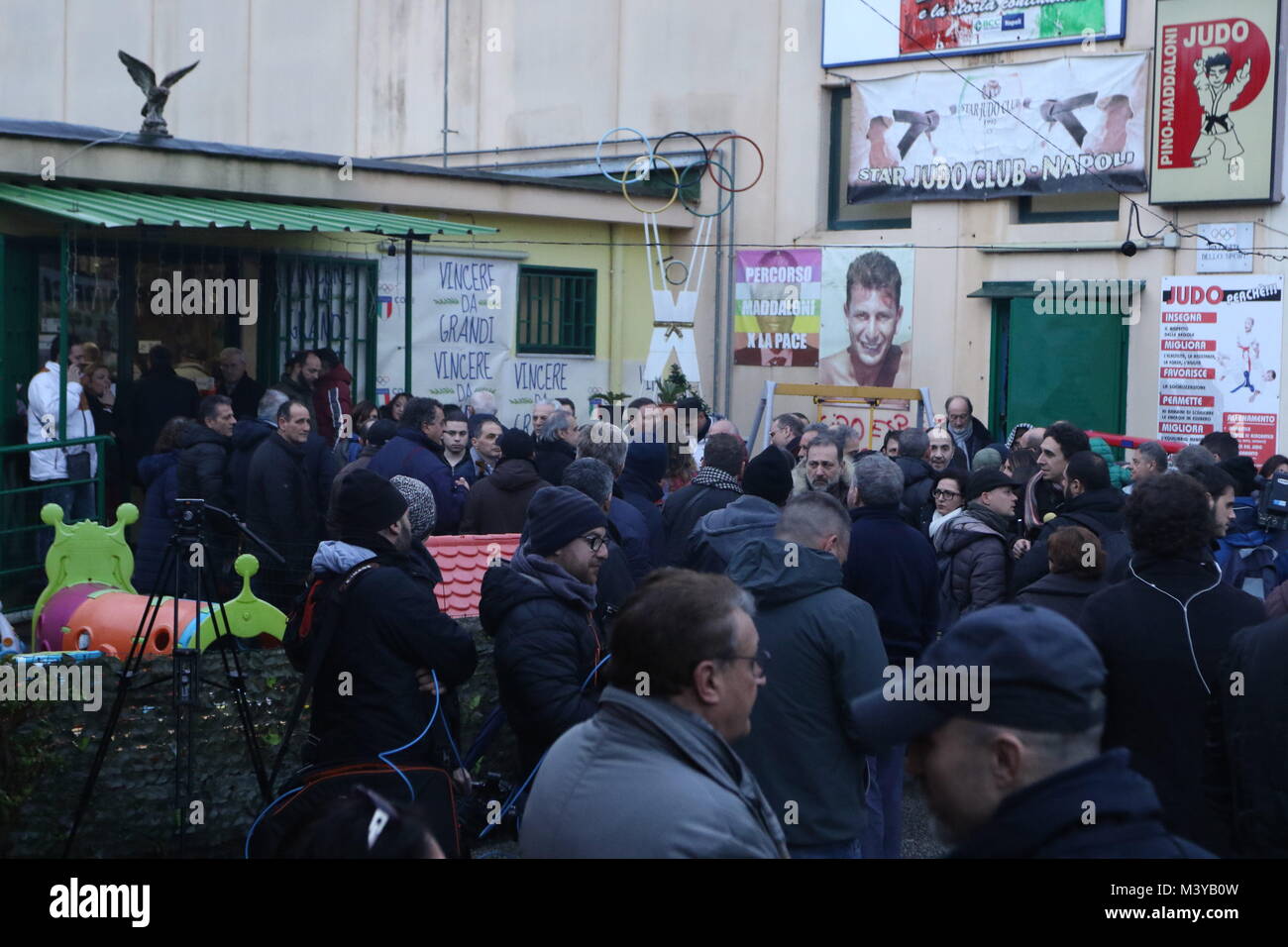 12 février 2018 - Un groupe de chômeurs de scampia prétendant pour manque de travail.Le Président de la Chambre des Députés italienne a visité Scampia au centre sportif de Gianni Maddaloni, père de la championne olympique de Sydney 200 Judo en judo.Un grand nombre de citoyens l'attendaient, ainsi qu'un groupe de manifestants de Scampia Crédit : le travail de Fabio Sasso/ZUMA/Alamy Fil Live News Banque D'Images