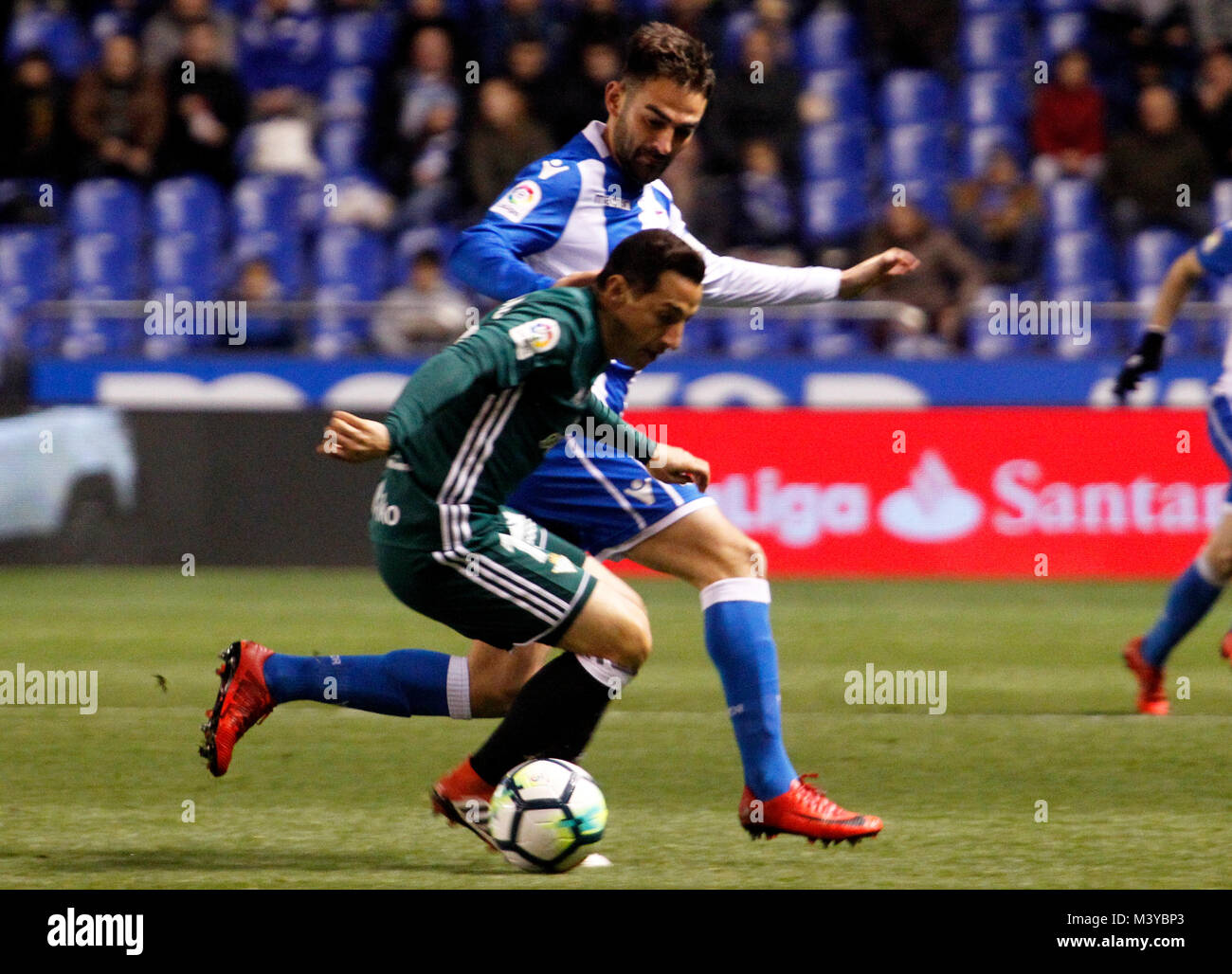 Adrian de Deportivo de La Coruña'une concurrence pour le bal avec A.Guardado de Real Betis pendant le match de la Liga entre RC Deportivo de La Coruña'a et Real Betis au stade Riazor le 12 février 2018 à La Coruña'un crédit : Gtres información más Comuniación sur ligne, S.L./Alamy Live News Banque D'Images