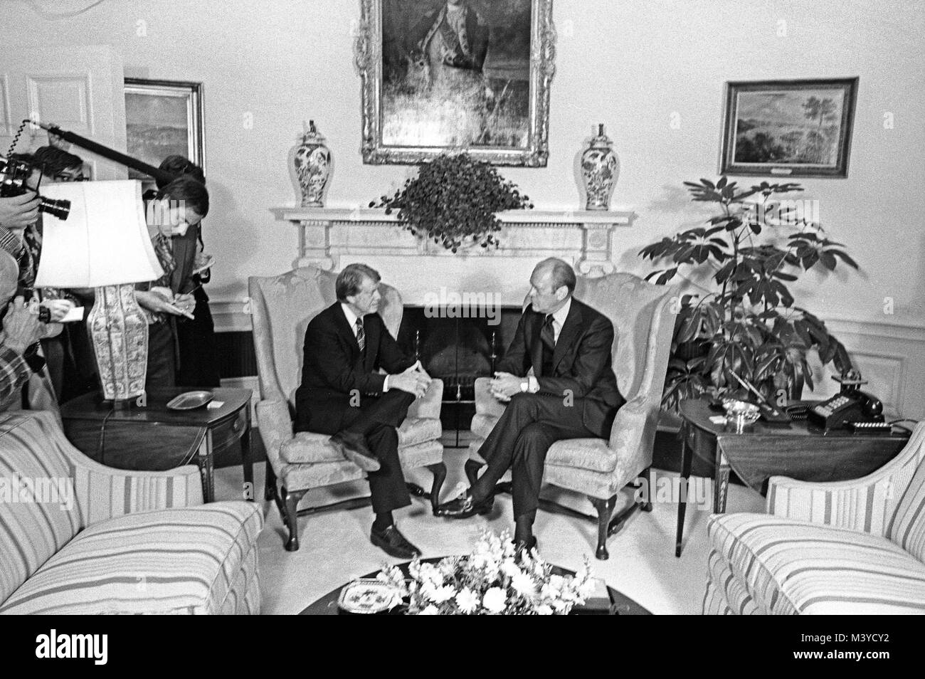 Washington, District de Columbia, Etats-Unis. 22 Nov, 1976. Le président des États-Unis, Gerald R. Ford, droite, répond aux élus le président américain Jimmy Carter, à gauche, dans le bureau ovale de la Maison Blanche à Washington, DC, pour discuter de la transition le 22 novembre 1976. C'est la première rencontre entre les deux hommes depuis les débats présidentiels durant la campagne.Credit : Benjamin E. ''Forte'' des gènes/CNP Crédit : Benjamin E. ''Forte'' des gènes/CNP/ZUMA/Alamy Fil Live News Banque D'Images