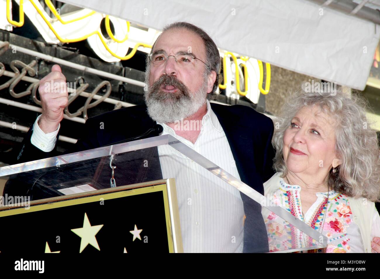 Hollywood, Californie, USA. Feb 11, 2018. J15961CHW.La Chambre de commerce de Hollywood Acteur Mandy Patinkin Honneur avec étoile sur le Hollywood Walk of Fame de Hollywood Boulevard Hollywood .6243, CA, USA.02/12/2018.MANDY PATINKIN ET ÉPOUSE KATHRYN MINABLE . © H.Clinton Wallace/Photomundo/ International Inc Photos Credit : Clinton Wallace/Globe Photos/ZUMA/Alamy Fil Live News Banque D'Images