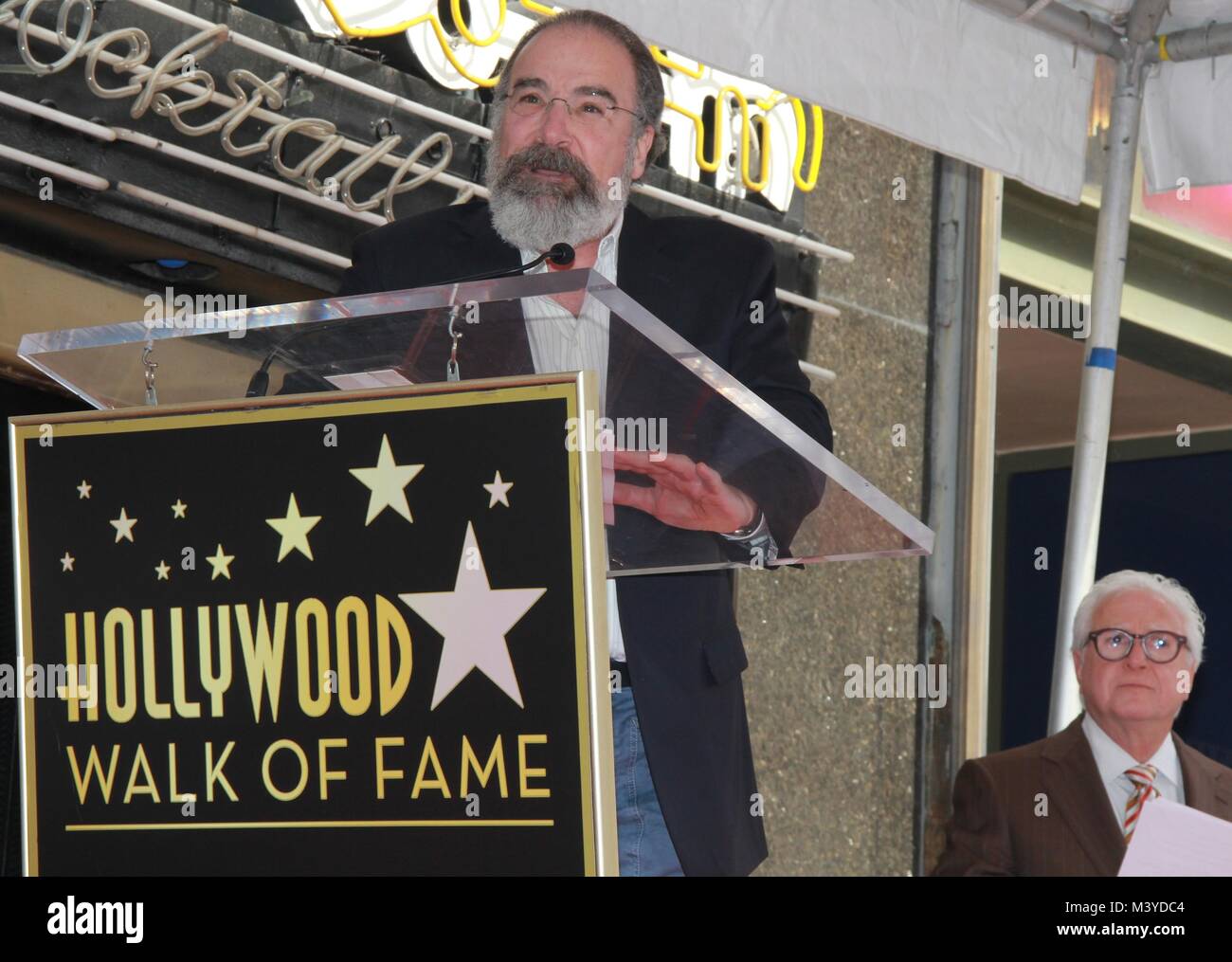 Hollywood, Californie, USA. Feb 11, 2018. J15961CHW.La Chambre de commerce de Hollywood Acteur Mandy Patinkin Honneur avec étoile sur le Hollywood Walk of Fame de Hollywood Boulevard Hollywood .6243, CA, USA.02/12/2018.MANDY PATINKIN ET VIN DI BONA . © H.Clinton Wallace/Photomundo/ International Inc Photos Credit : Clinton Wallace/Globe Photos/ZUMA/Alamy Fil Live News Banque D'Images