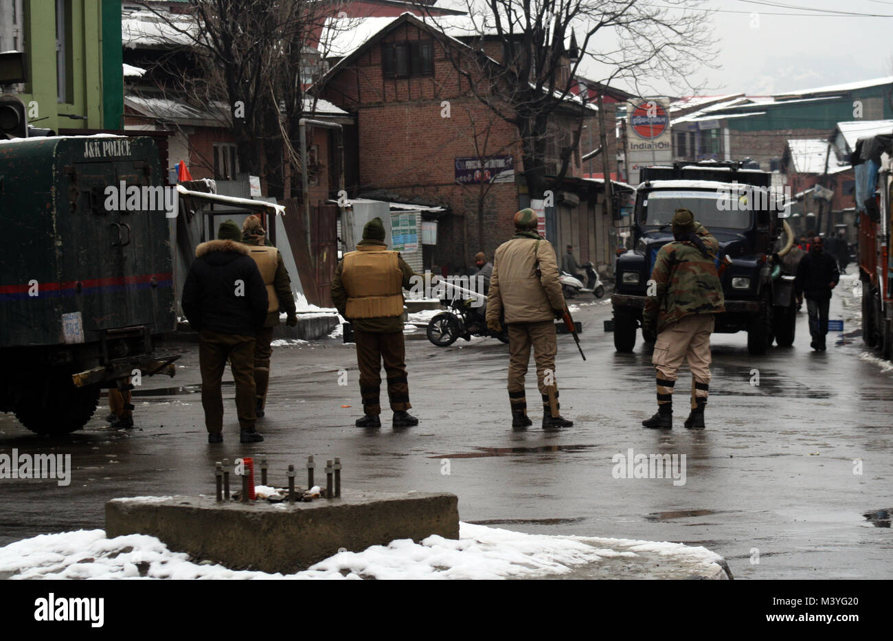 Srinagar, au Cachemire. Feb 13, 2018. Arrêter les véhicules de police indiennes au cours de la deuxième journée de rencontre entre les forces du Gouvernement indien. Deux terrés Lashker e Toiba (LeT) militants, impliqués dans l'échec de la terreur offre sur un camp CRPF ici, ont été tués mardi dans un près de 30 heures de coups de feu, a annoncé la police. Credit : Sofi suhail/Alamy Live News Banque D'Images