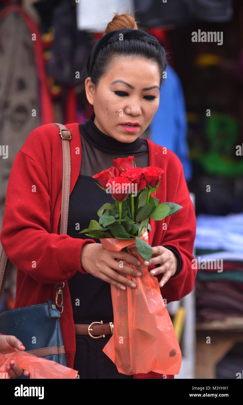 Jodhpur, Inde. Feb 13, 2018. Les filles indiennes Roses acheter d'avance sur Valentines Day célébration à Jodhpur, Inde du nord-est de l'état de Nagaland. Credit : Caisii Mao/Alamy Live News Banque D'Images