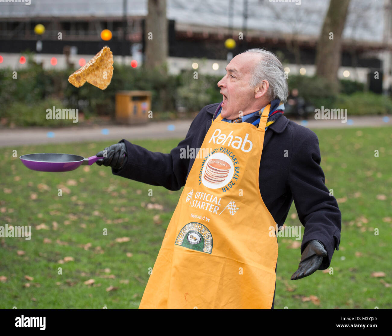 Victoria Tower Gardens, London, UK. 13 Février, 2018. L'équipe de support de l'équipe parlementaire la course à la 21e course annuelle de Rehab crêpe parlementaire sur Mardi Gras. Photo : Alastair Stewart OBE ITV News présentateur officiel et Starter. Credit : Malcolm Park/Alamy Live News. Banque D'Images