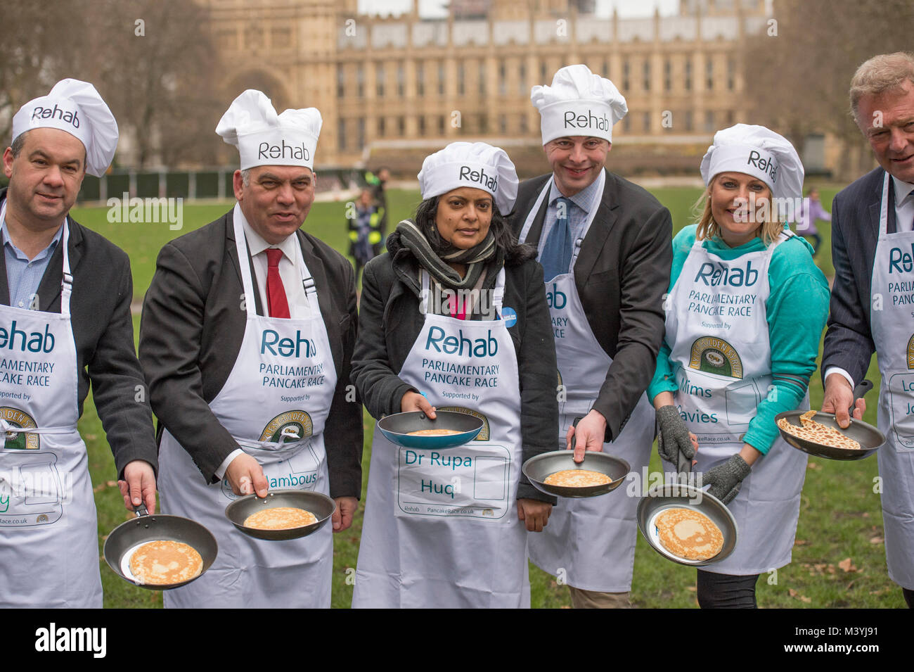 Victoria Tower Gardens, London, UK. 13 Février, 2018. L'équipe de support de l'équipe parlementaire la course à la 21e course annuelle de Rehab crêpe parlementaire sur Mardi Gras. L'équipe parlementaire session pratique. Credit : Malcolm Park/Alamy Live News. Banque D'Images