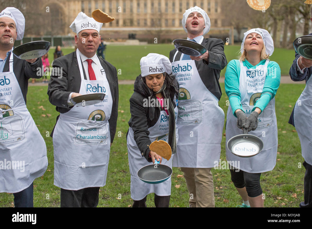 Victoria Tower Gardens, London, UK. 13 Février, 2018. L'équipe de support de l'équipe parlementaire la course à la 21e course annuelle de Rehab crêpe parlementaire sur Mardi Gras. L'équipe parlementaire session pratique. Credit : Malcolm Park/Alamy Live News. Banque D'Images