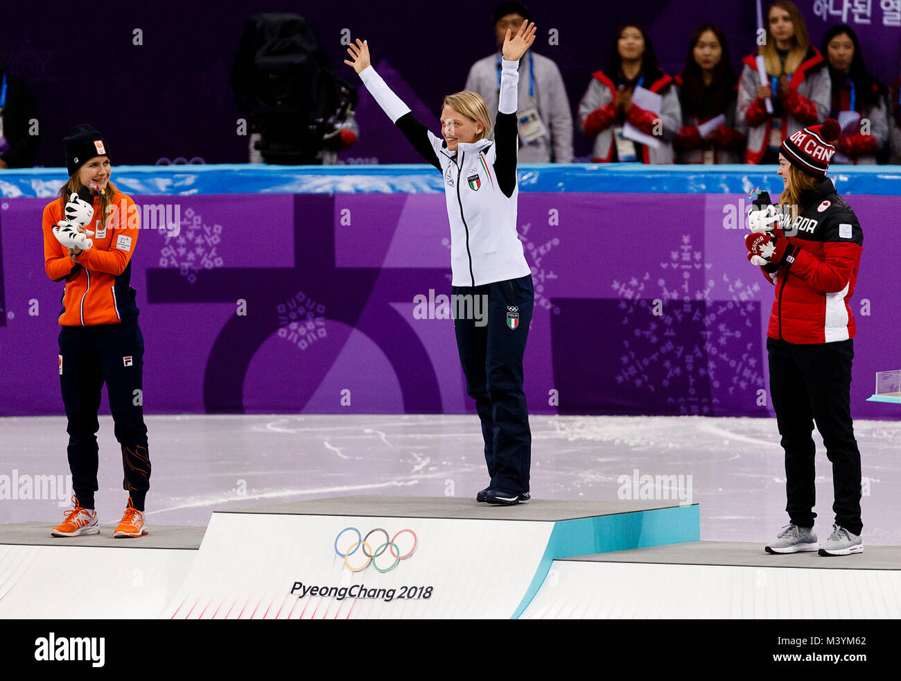 Gangneung, Corée du Sud. 14Th Nov, 2017. Kerkhof Van Yara médaillé d'argent des Pays-Bas, médaille d'Arianna Fontana de l'Italie, médaillée de bronze Kim Boutin posent sur le podium à la suite de la Ladies' 500m de patinage de vitesse sur courte piste au cours de la finale des Jeux Olympiques d'hiver de 2018 à Gangneung Ice Arena le mardi 13 février 2018. Crédit : Paul Kitagaki Jr./ZUMA/Alamy Fil Live News Banque D'Images