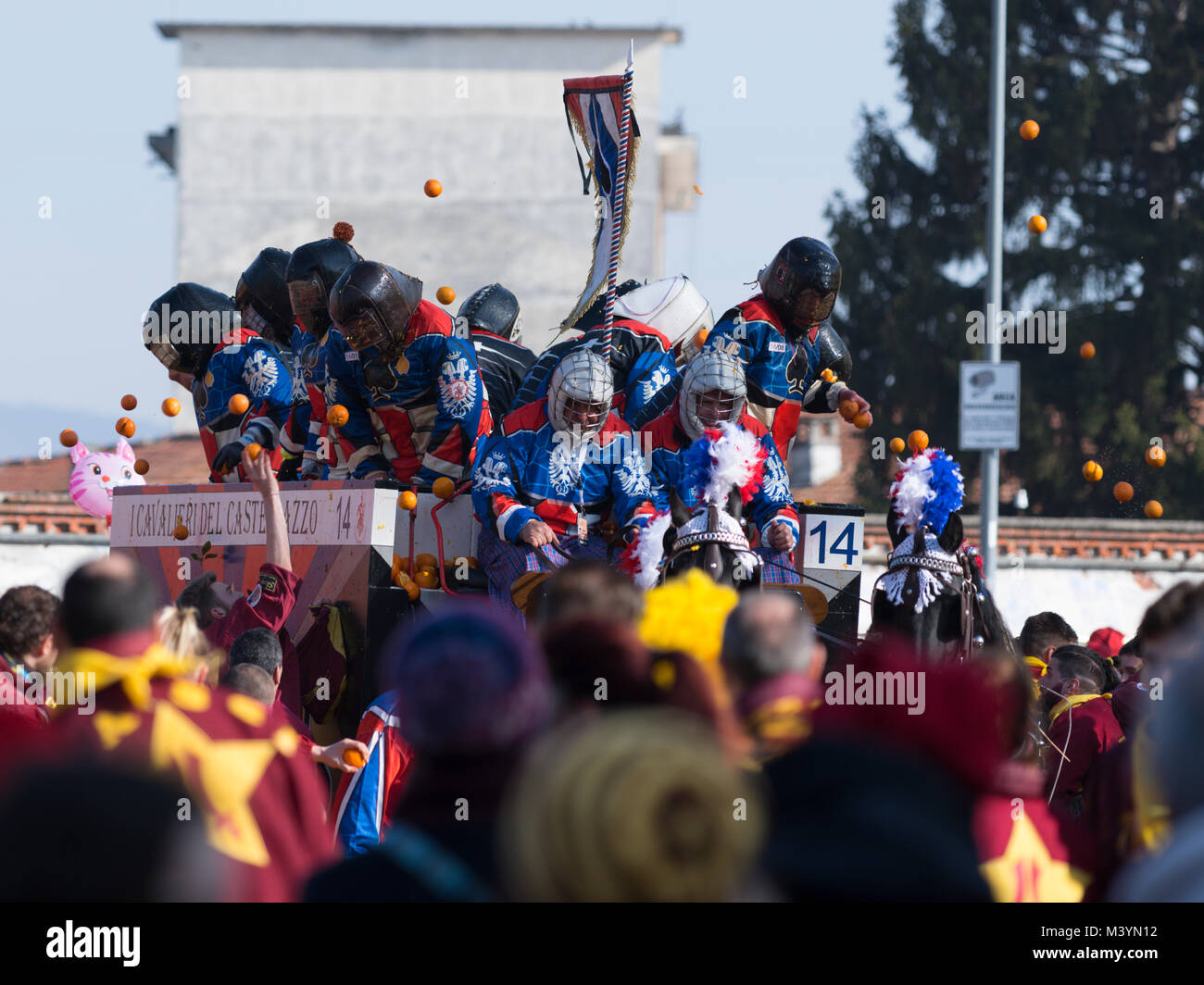 Ivrea, Italie. 12 Février, 2018. La bataille des oranges. Le carnaval d'Ivrea est un des plus spectaculaires de l'Italie la tradition de jeter des oranges entre groupes organisés. Credit : fil.Chien/Alamy Live News Banque D'Images