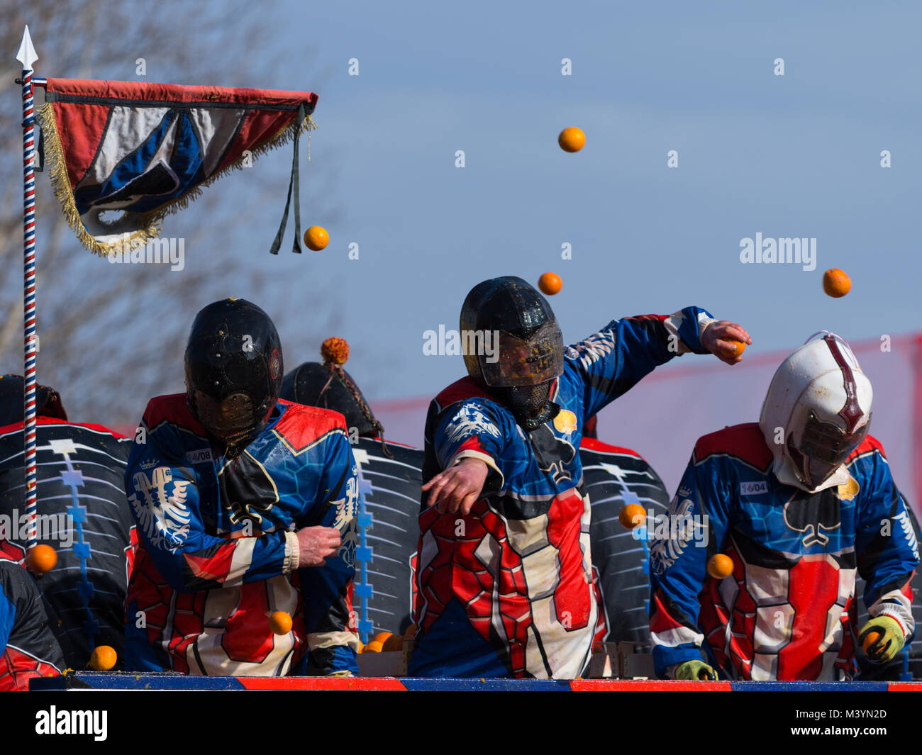 Ivrea, Italie. 12 Février, 2018. La bataille des oranges. Le carnaval d'Ivrea est un des plus spectaculaires de l'Italie la tradition de jeter des oranges entre groupes organisés. Credit : fil.Chien/Alamy Live News Banque D'Images