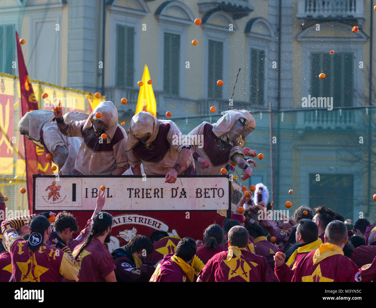 Ivrea, Italie. 12 Février, 2018. La bataille des oranges. Le carnaval d'Ivrea est un des plus spectaculaires de l'Italie la tradition de jeter des oranges entre groupes organisés. Credit : fil.Chien/Alamy Live News Banque D'Images