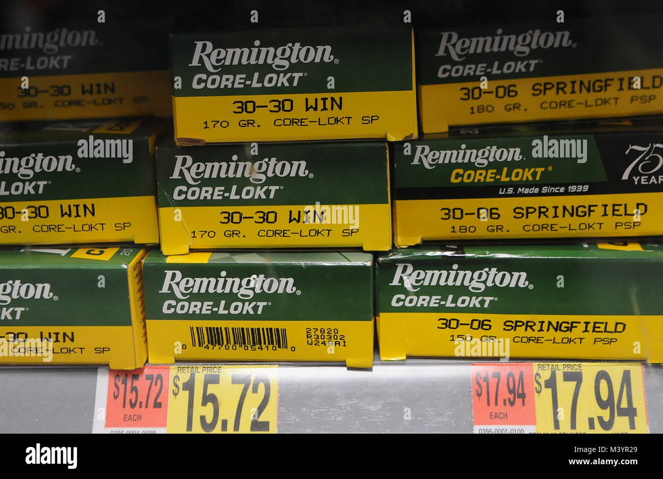 Orlando, Florida, United States . 13 février 2018, Remington munitions est vu à un magasin Walmart le 13 février 2018 à Orlando, en Floride, le jour d'après Remington Outdoor Company, l'armurier de 202 ans, a annoncé son intention de déposer pour la protection de faillite du chapitre 11. L'industrie des armes à feu a souffert de la chute des ventes depuis l'élection du président Donald Trump, que les craintes de lois sur le contrôle des armes à feu plus sévères ont été atténuées. (Paul Hennessy/Alamy) Banque D'Images